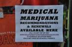 Marijuana, só com prescrição médica! (na Haight St., em San Francisco, na Califórnia, nos Estados Unidos)